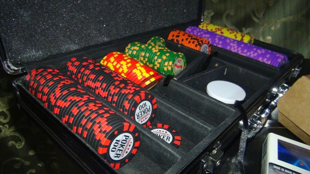 Người chơi có thể mua chip poker tại đâu?